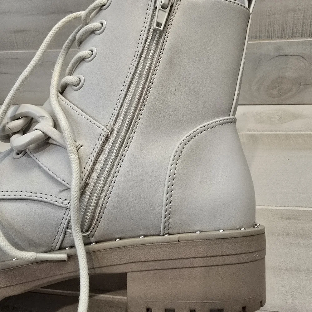 {7} Dolce Vita Osten Chainlink Chunky Boot Off White *slight flaw shown in pics*